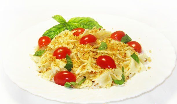 Фарфалле с хлебными крошками и чесноком