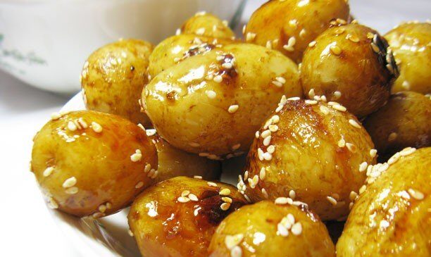 Глазированный молодой картофель с кунжутом