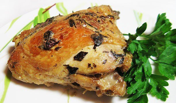 Куриные бедра с базиликом и лаймом, запеченные в рукаве