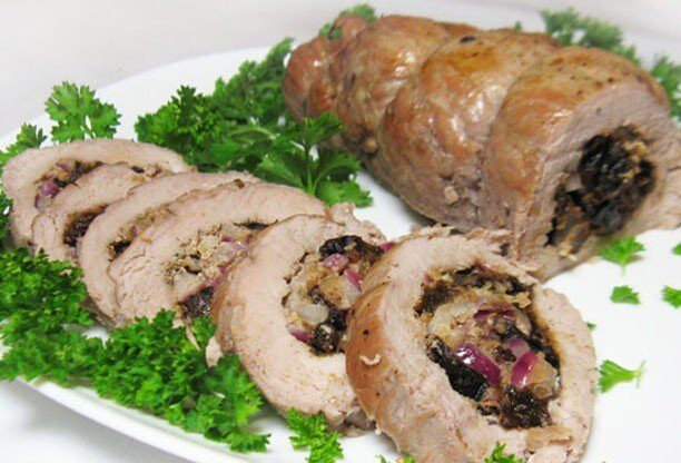 Фаршированная свиная вырезка с черносливом и орехами