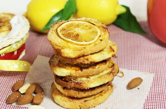 Миндальное печенье с дольками лимона