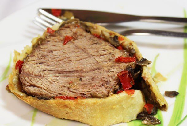 Мясо, запеченное в слоеном тесте с грибами и болгарским перцем