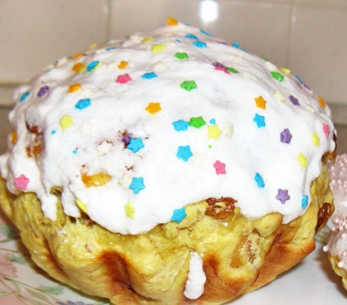 Пасхальный шафрановый кулич с миндалем и изюмом