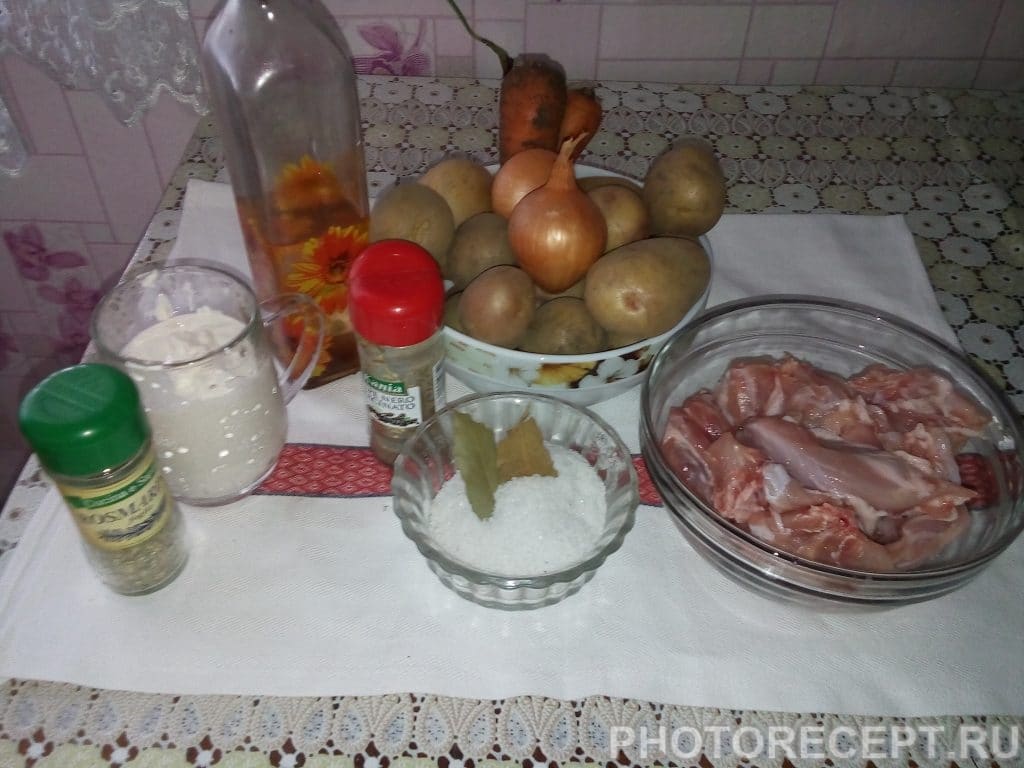 Фото рецепта - Тушеная картошка с мясом кролика в сметане - шаг 1