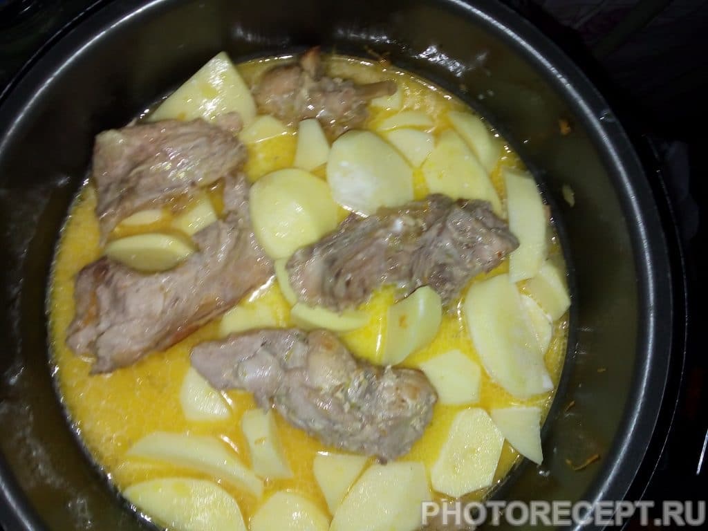 Фото рецепта - Тушеная картошка с мясом кролика в сметане - шаг 6