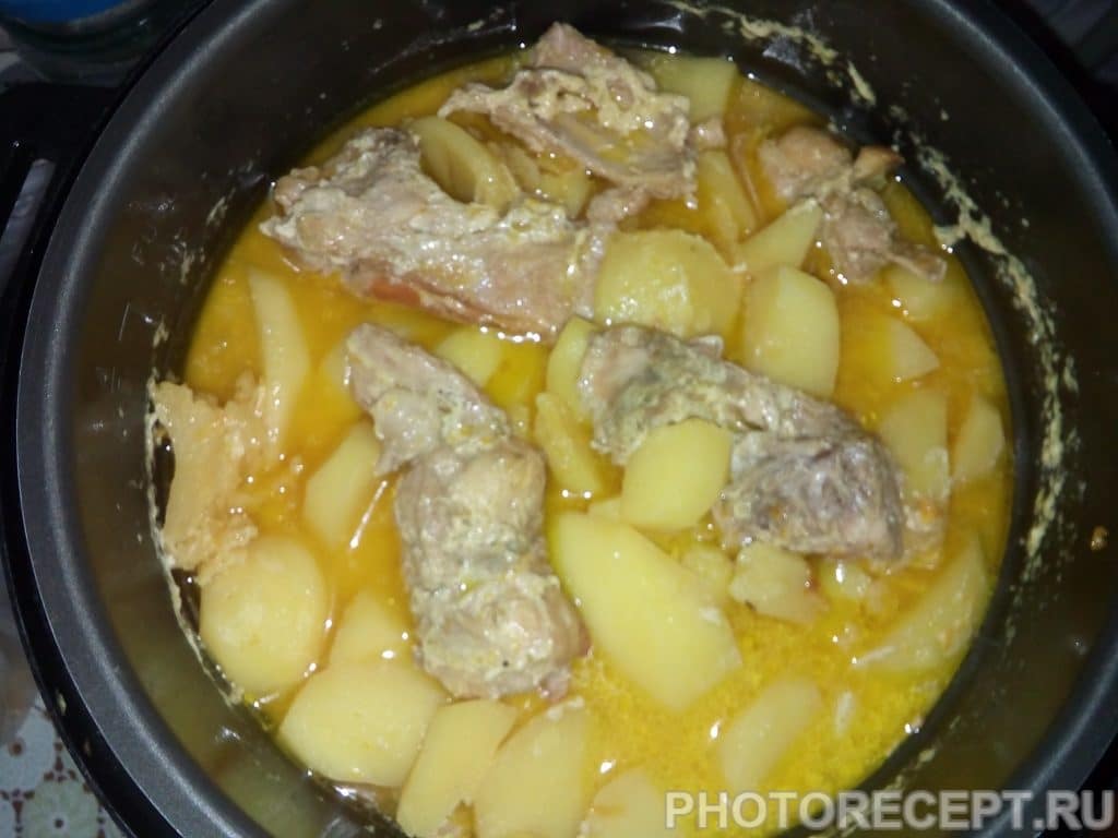Фото рецепта - Тушеная картошка с мясом кролика в сметане - шаг 7