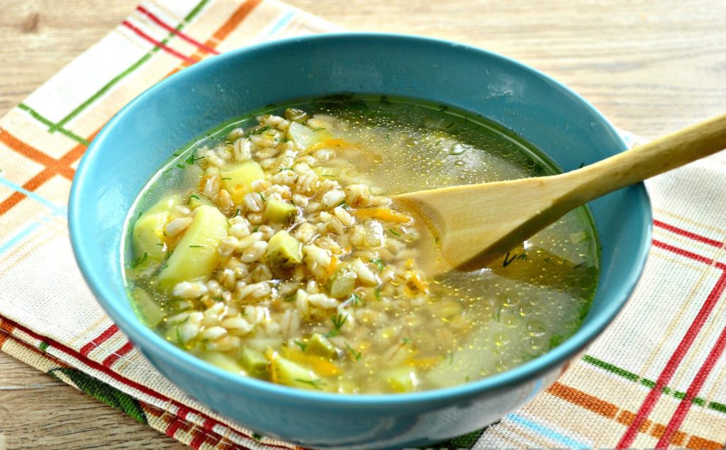 Рассольник на мясном бульоне с солеными огурцами