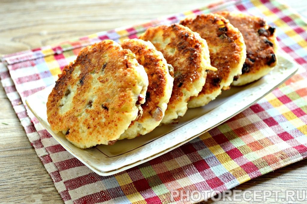 Сырники из творога с изюмом