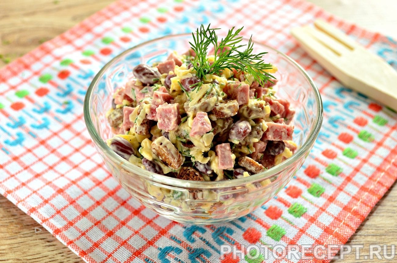 Салат с консервированной фасолью и сухариками рецепт с
