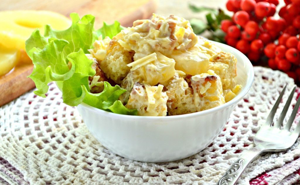 Салат с куриной грудкой и ананасами
