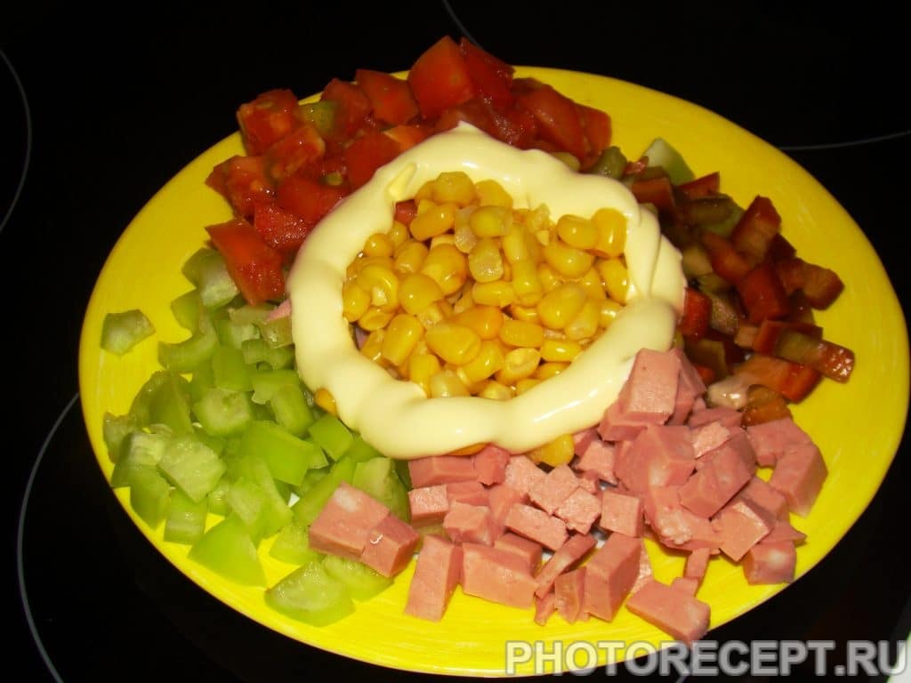 Цветной салат из кукурузы
