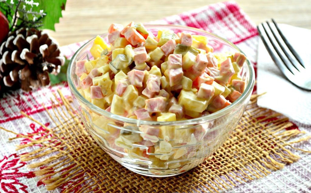 Оливье с вареной колбасой и солеными огурцами