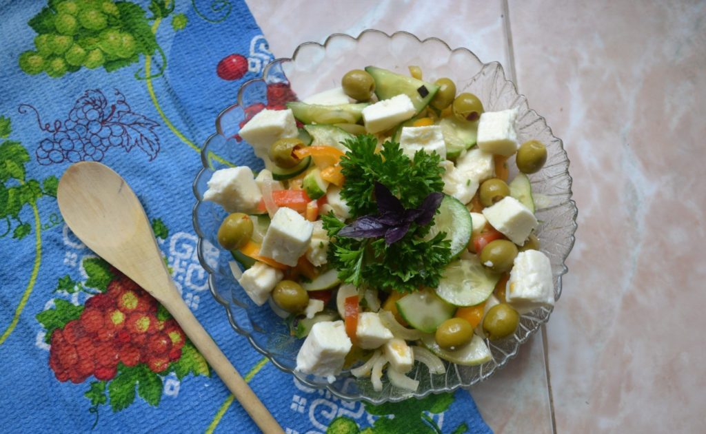 Греческий салат с оливками и домашней брынзой