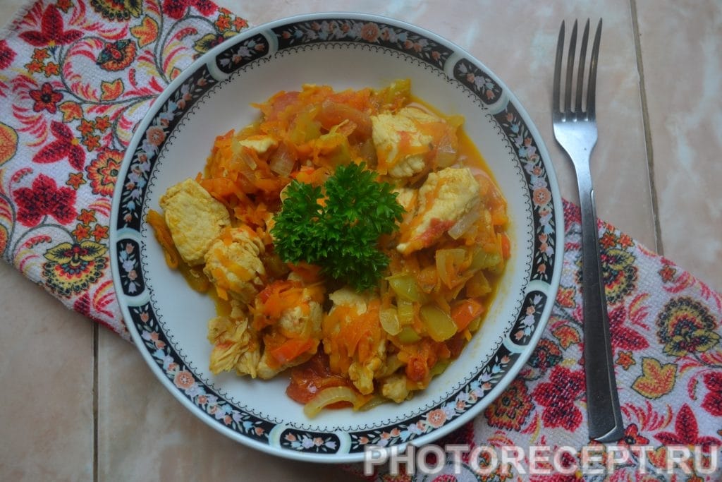 Куриная грудка тушеная с овощами