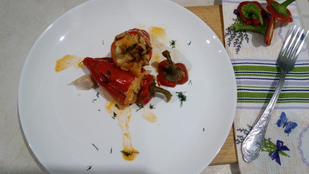 Перец фаршированный рисом и овощами с грибами