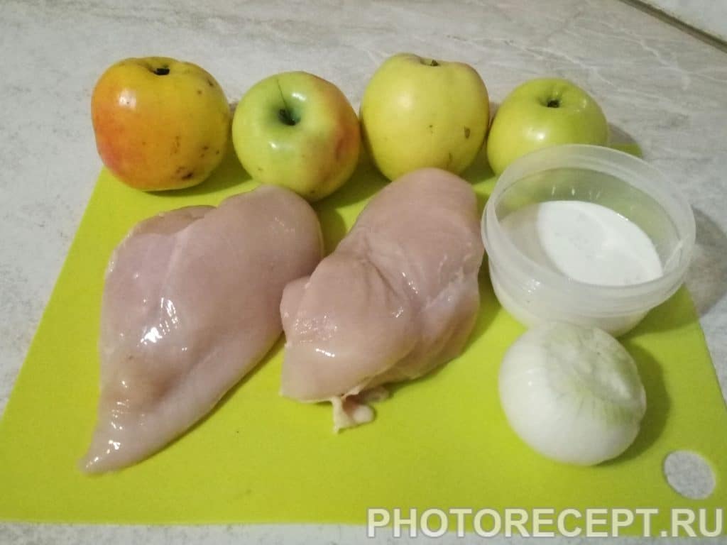курица тушеная с яблоками и луком. %D0%BA%D1%83%D1%80%D0%B8%D1%86%D0%B01. курица тушеная с яблоками и луком фото. курица тушеная с яблоками и луком-%D0%BA%D1%83%D1%80%D0%B8%D1%86%D0%B01. картинка курица тушеная с яблоками и луком. картинка %D0%BA%D1%83%D1%80%D0%B8%D1%86%D0%B01. Покупая птицу в магазине, обращайте внимание на ее цвет и запах. Курица должна быть розового оттенка, почти не пахнуть и немного блестеть. Обратите внимание на ее целостность. Тушка не должна иметь повреждений, а ее вес не должен превышать 2 кг. При этом учитывайте, что такой размер птицы говорит о том, что она достаточно жирная. Поэтому блюдо получится весьма питательным и калорийным. А благодаря жиру, мясо удачно комбинируется с яблоками, которые пропитываются мясным соком.
