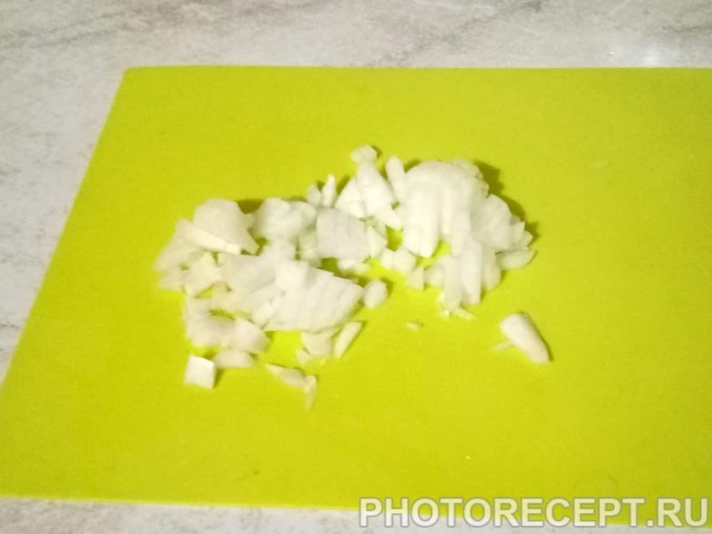 курица тушеная с яблоками и луком. %D0%BA%D1%83%D1%80%D0%B8%D1%86%D0%B02. курица тушеная с яблоками и луком фото. курица тушеная с яблоками и луком-%D0%BA%D1%83%D1%80%D0%B8%D1%86%D0%B02. картинка курица тушеная с яблоками и луком. картинка %D0%BA%D1%83%D1%80%D0%B8%D1%86%D0%B02. Покупая птицу в магазине, обращайте внимание на ее цвет и запах. Курица должна быть розового оттенка, почти не пахнуть и немного блестеть. Обратите внимание на ее целостность. Тушка не должна иметь повреждений, а ее вес не должен превышать 2 кг. При этом учитывайте, что такой размер птицы говорит о том, что она достаточно жирная. Поэтому блюдо получится весьма питательным и калорийным. А благодаря жиру, мясо удачно комбинируется с яблоками, которые пропитываются мясным соком.