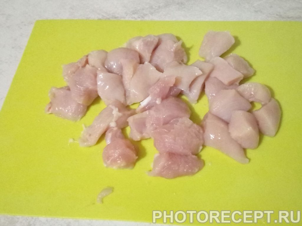 курица тушеная с яблоками и луком. %D0%BA%D1%83%D1%80%D0%B8%D1%86%D0%B032. курица тушеная с яблоками и луком фото. курица тушеная с яблоками и луком-%D0%BA%D1%83%D1%80%D0%B8%D1%86%D0%B032. картинка курица тушеная с яблоками и луком. картинка %D0%BA%D1%83%D1%80%D0%B8%D1%86%D0%B032. Покупая птицу в магазине, обращайте внимание на ее цвет и запах. Курица должна быть розового оттенка, почти не пахнуть и немного блестеть. Обратите внимание на ее целостность. Тушка не должна иметь повреждений, а ее вес не должен превышать 2 кг. При этом учитывайте, что такой размер птицы говорит о том, что она достаточно жирная. Поэтому блюдо получится весьма питательным и калорийным. А благодаря жиру, мясо удачно комбинируется с яблоками, которые пропитываются мясным соком.