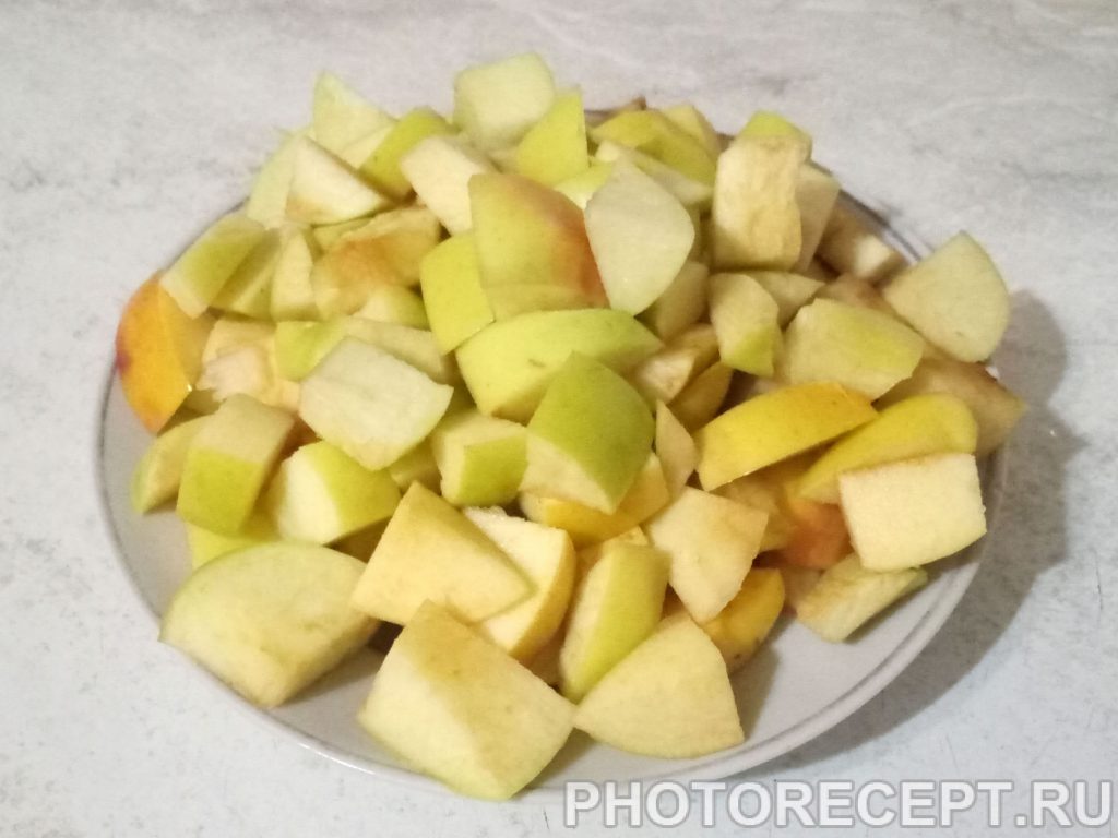 курица тушеная с яблоками и луком. %D0%BA%D1%83%D1%80%D0%B8%D1%86%D0%B04. курица тушеная с яблоками и луком фото. курица тушеная с яблоками и луком-%D0%BA%D1%83%D1%80%D0%B8%D1%86%D0%B04. картинка курица тушеная с яблоками и луком. картинка %D0%BA%D1%83%D1%80%D0%B8%D1%86%D0%B04. Покупая птицу в магазине, обращайте внимание на ее цвет и запах. Курица должна быть розового оттенка, почти не пахнуть и немного блестеть. Обратите внимание на ее целостность. Тушка не должна иметь повреждений, а ее вес не должен превышать 2 кг. При этом учитывайте, что такой размер птицы говорит о том, что она достаточно жирная. Поэтому блюдо получится весьма питательным и калорийным. А благодаря жиру, мясо удачно комбинируется с яблоками, которые пропитываются мясным соком.