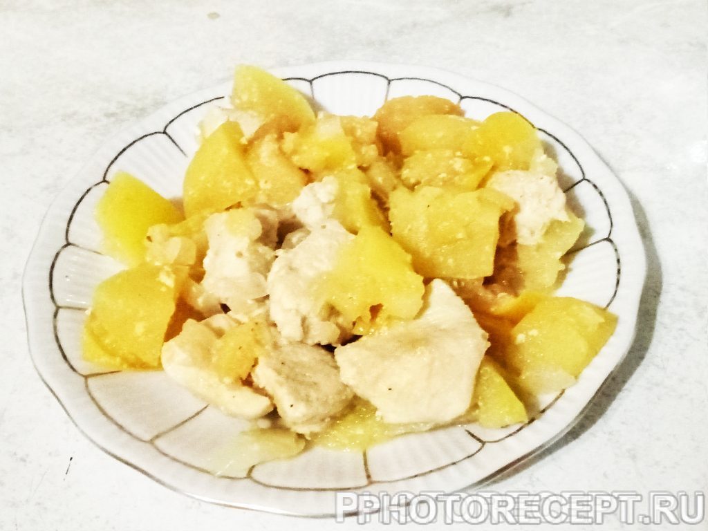 Куриное филе с луком, яблоками и сухофруктами (в духовке)