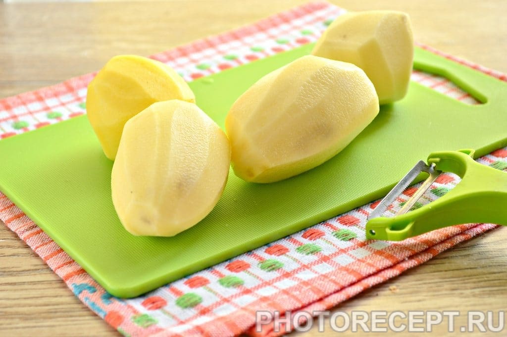Фото рецепта - Картофельная запеканка с сыром и майонезом - шаг 1