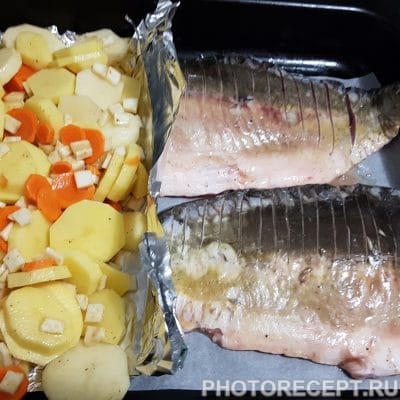 Фото рецепта - Нежный карп с овощами в духовке - шаг 4