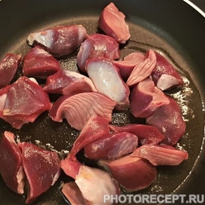 Фото рецепта - Домашнее жаркое с куриными желудками - шаг 3