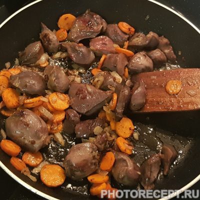 Фото рецепта - Домашнее жаркое с куриными желудками - шаг 3