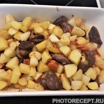 Фото рецепта - Домашнее жаркое с куриными желудками - шаг 4