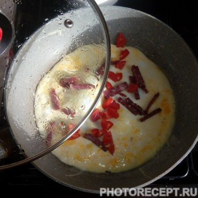 Фото рецепта - Омлет с колбасой и помидорами - шаг 3