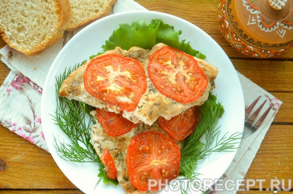 Куриное филе, запеченное под грибным соусом и помидорами