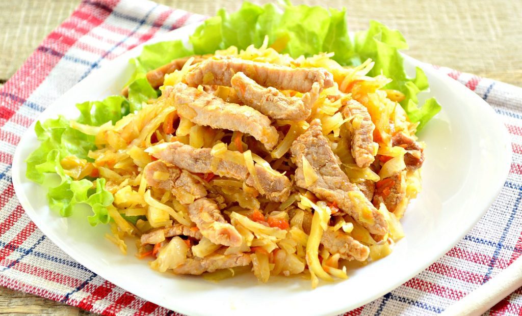 Свинина тушеная с капустой