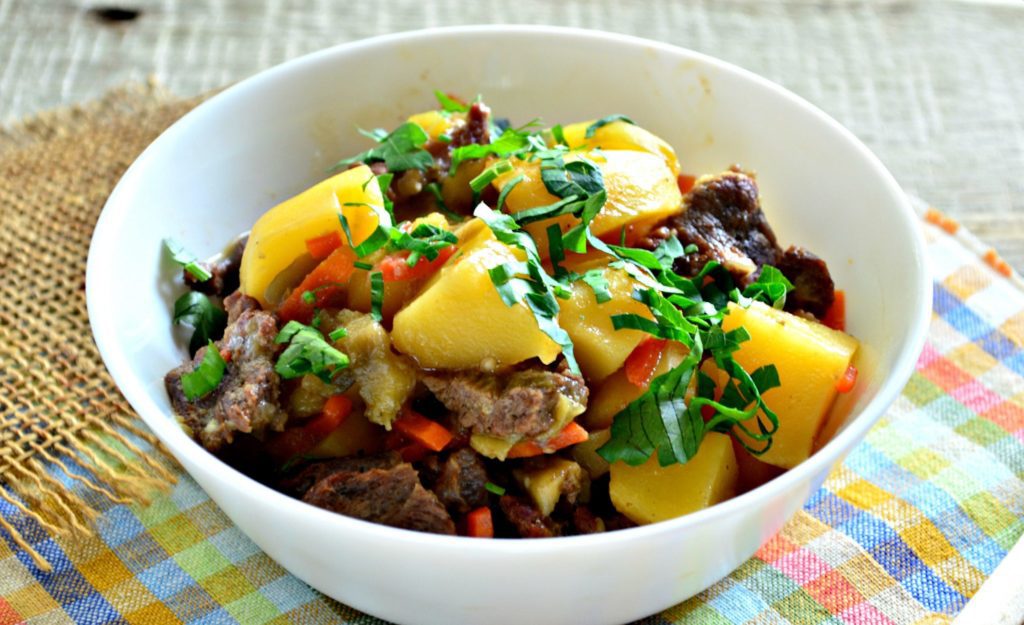 Тушеная картошка с баклажанами и говядиной