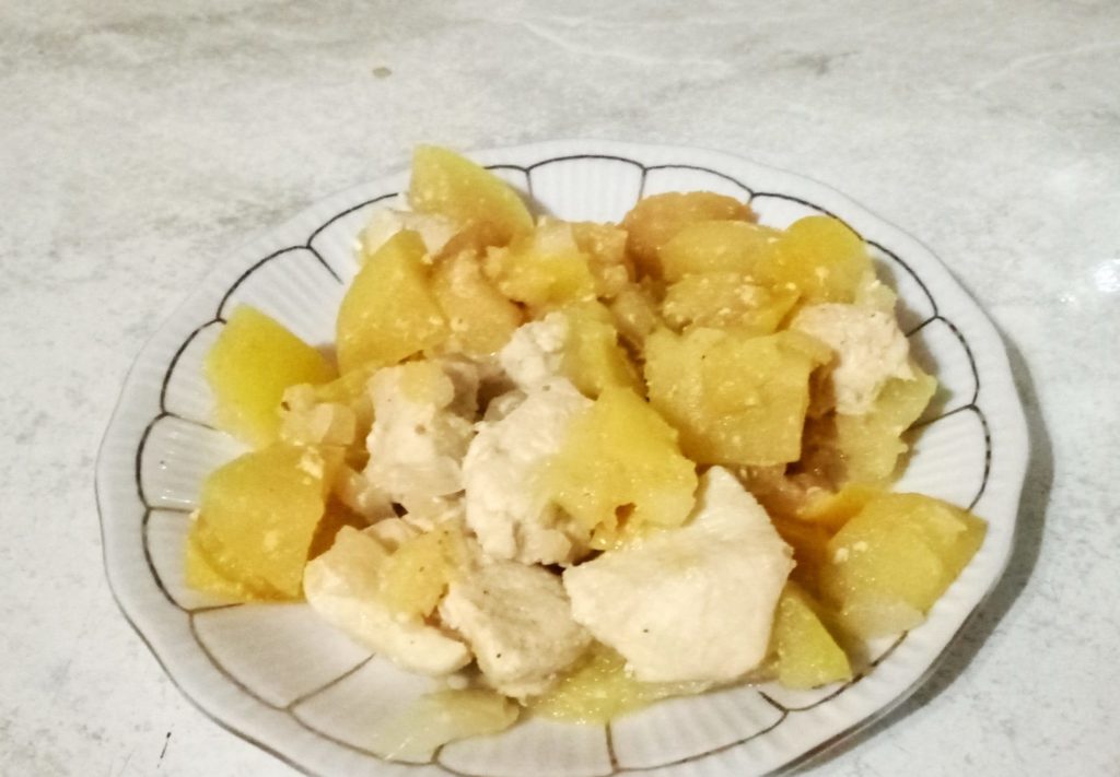 Куриное филе с яблоками и луком