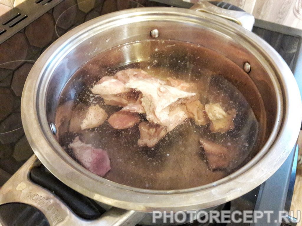 Фото рецепта - Классический горячий свекольник с мясом - шаг 1