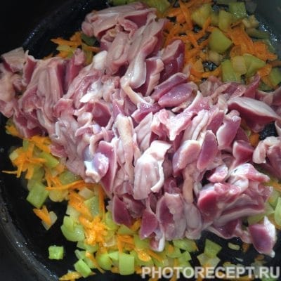 Фото рецепта - Куриные желудки с овощами, тушеные в сметане - шаг 3