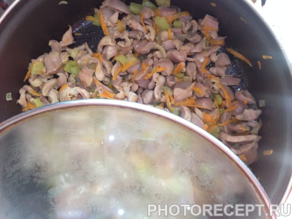 Фото рецепта - Куриные желудки с овощами, тушеные в сметане - шаг 4