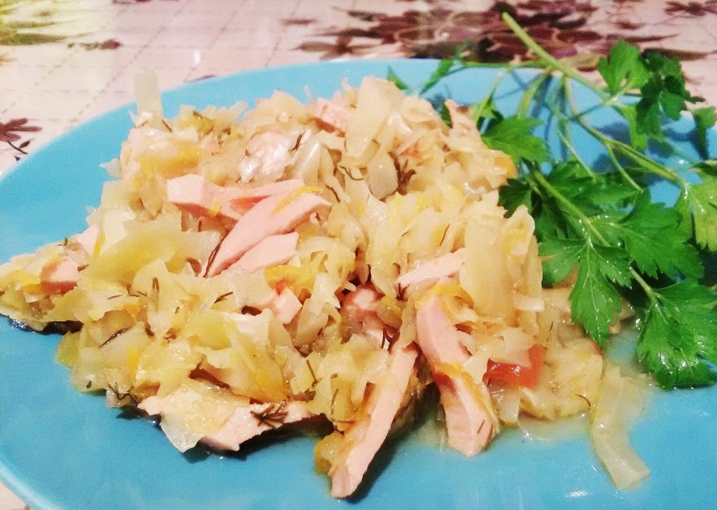 Бигус из свежей капусты с колбасой и мятой