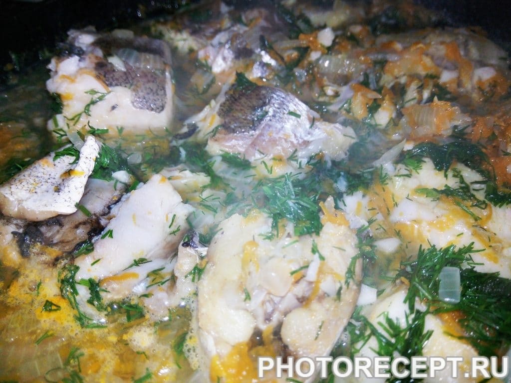 Рыба тушеная с луком и морковью