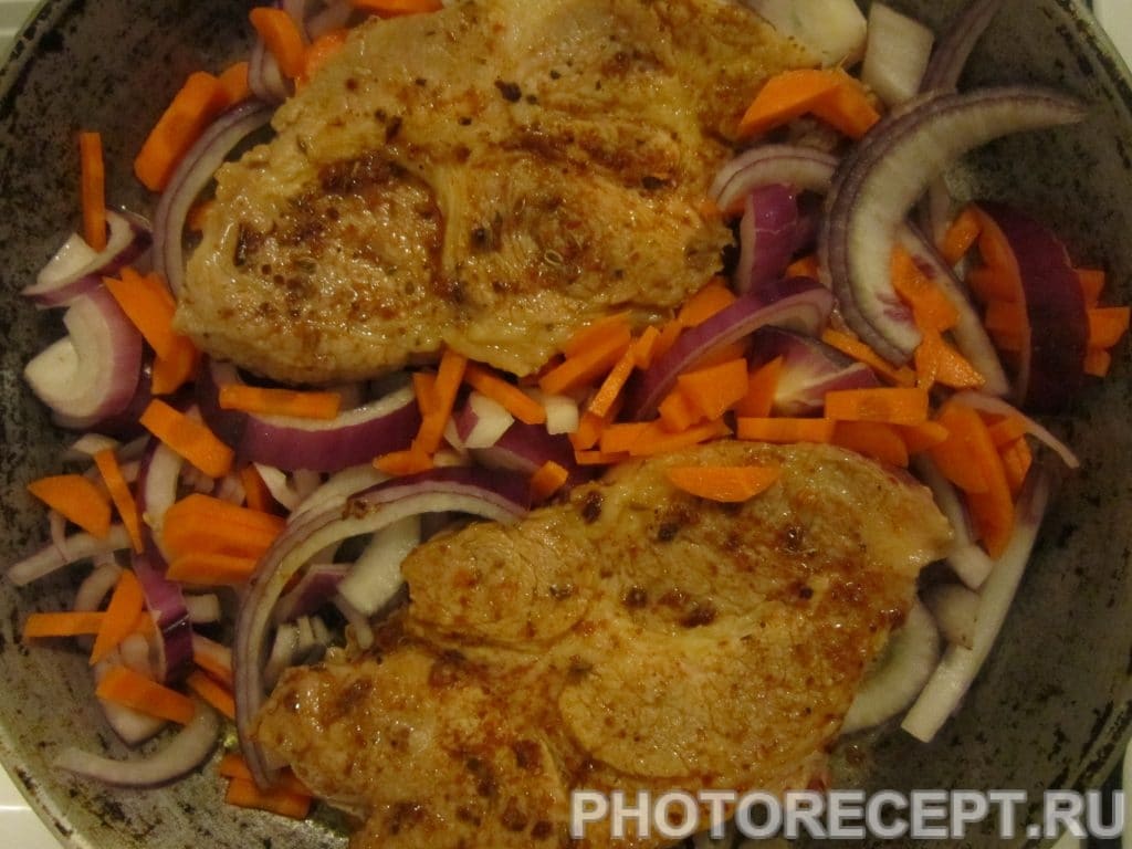 Фото рецепта - Тушённое мясо с овощами на сковороде - шаг 3
