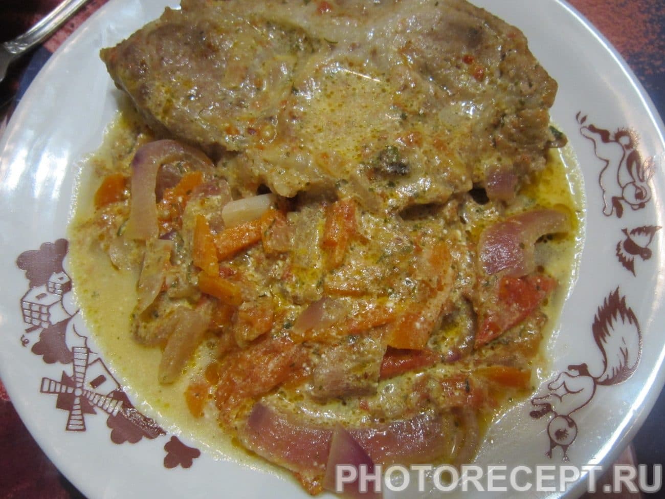 Тушённое мясо с овощами на сковороде