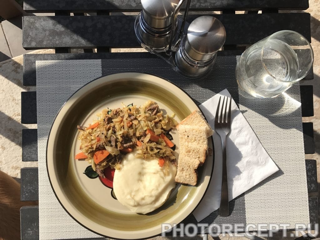 Толченая картошка и тушеная капуста с говядиной