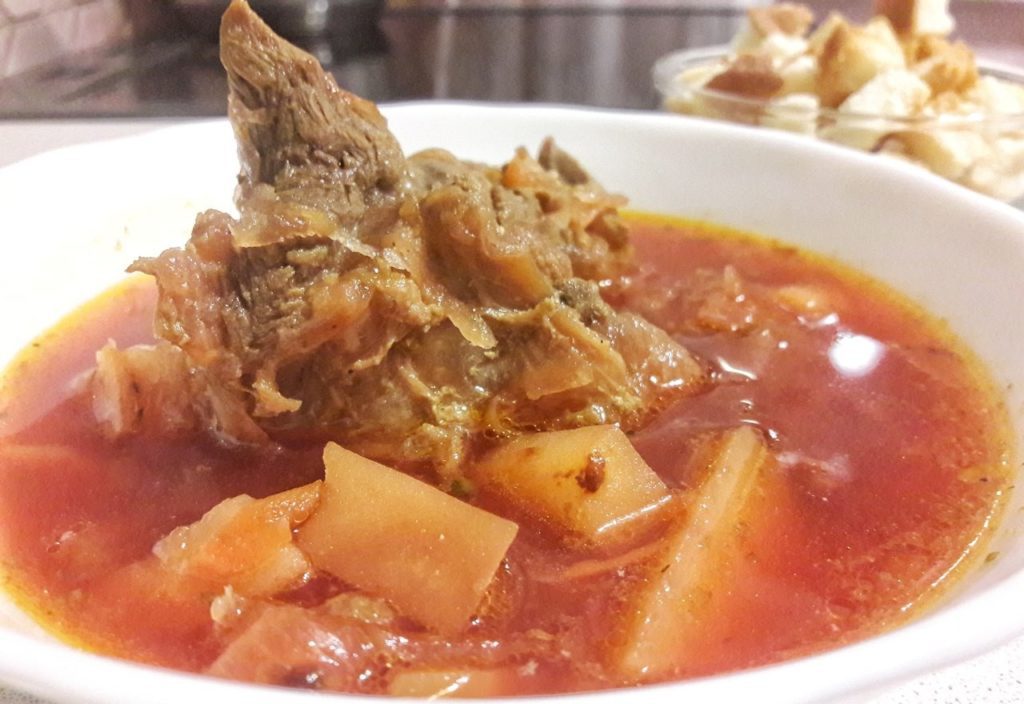 Классический горячий свекольник с мясом