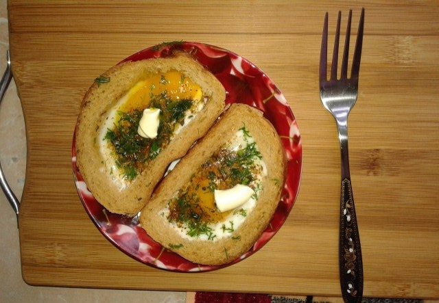 Яичница в кусочках хлеба