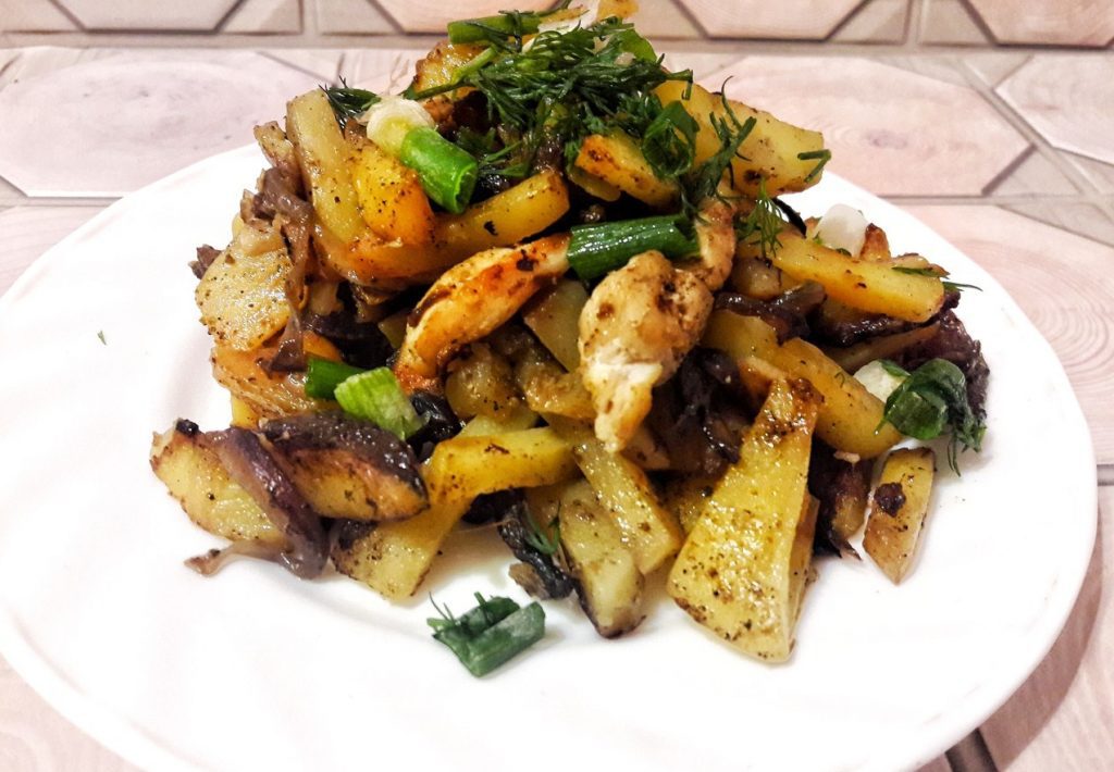 Жареная картошка с курицей и грибами