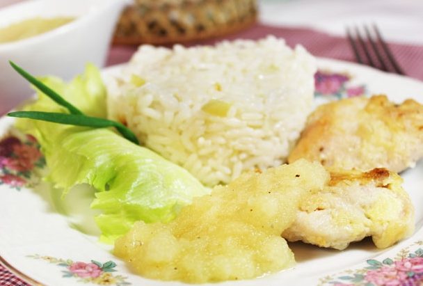 Медальоны из индейки с соусом из ананасов