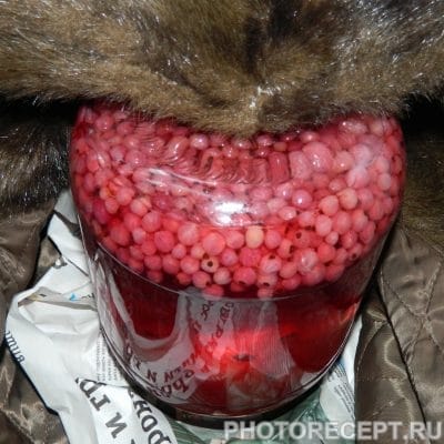 Фото рецепта - Компот из красной смородины на зиму - шаг 7