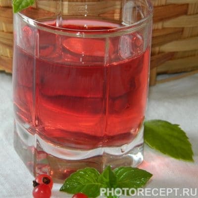 Фото рецепта - Компот из красной смородины на зиму - шаг 8