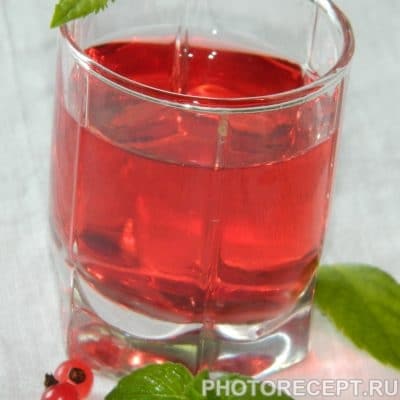 Фото рецепта - Компот из красной смородины на зиму - шаг 8