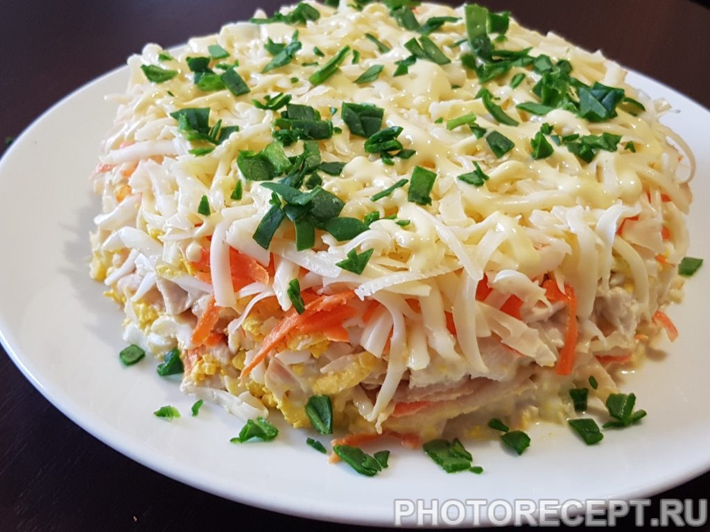 Слоеный салат с курицей и яблоком